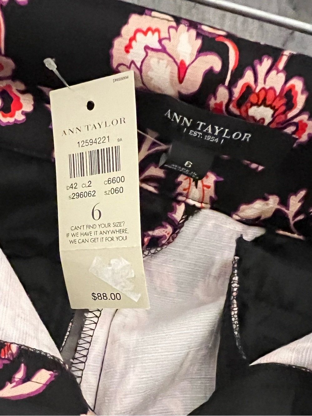 Floral Print Tapered Pants - Black with Red Floral - Picture 8 of 9